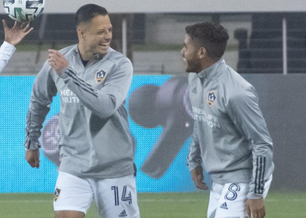 Chicharito y Jona dos Santos no presentan calambres con Galaxy