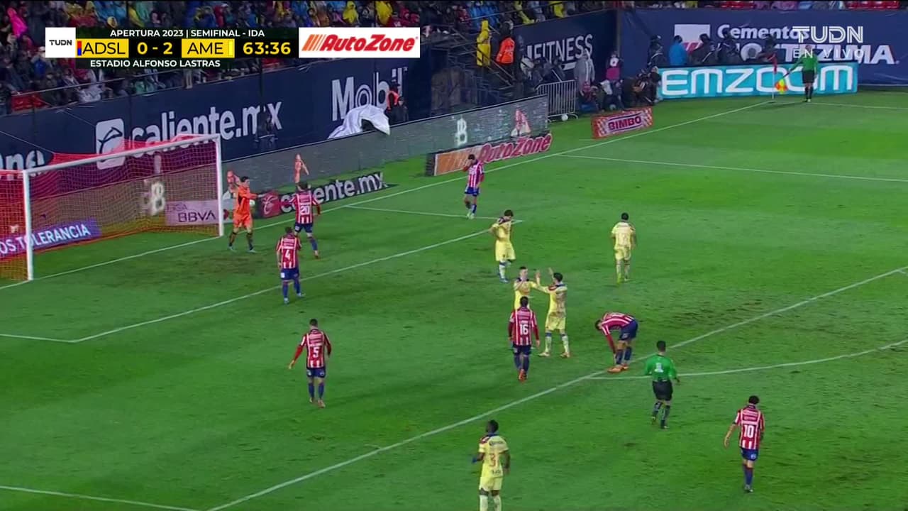 ¡TIRO ATAJADO! disparo por Julián Quiñones.