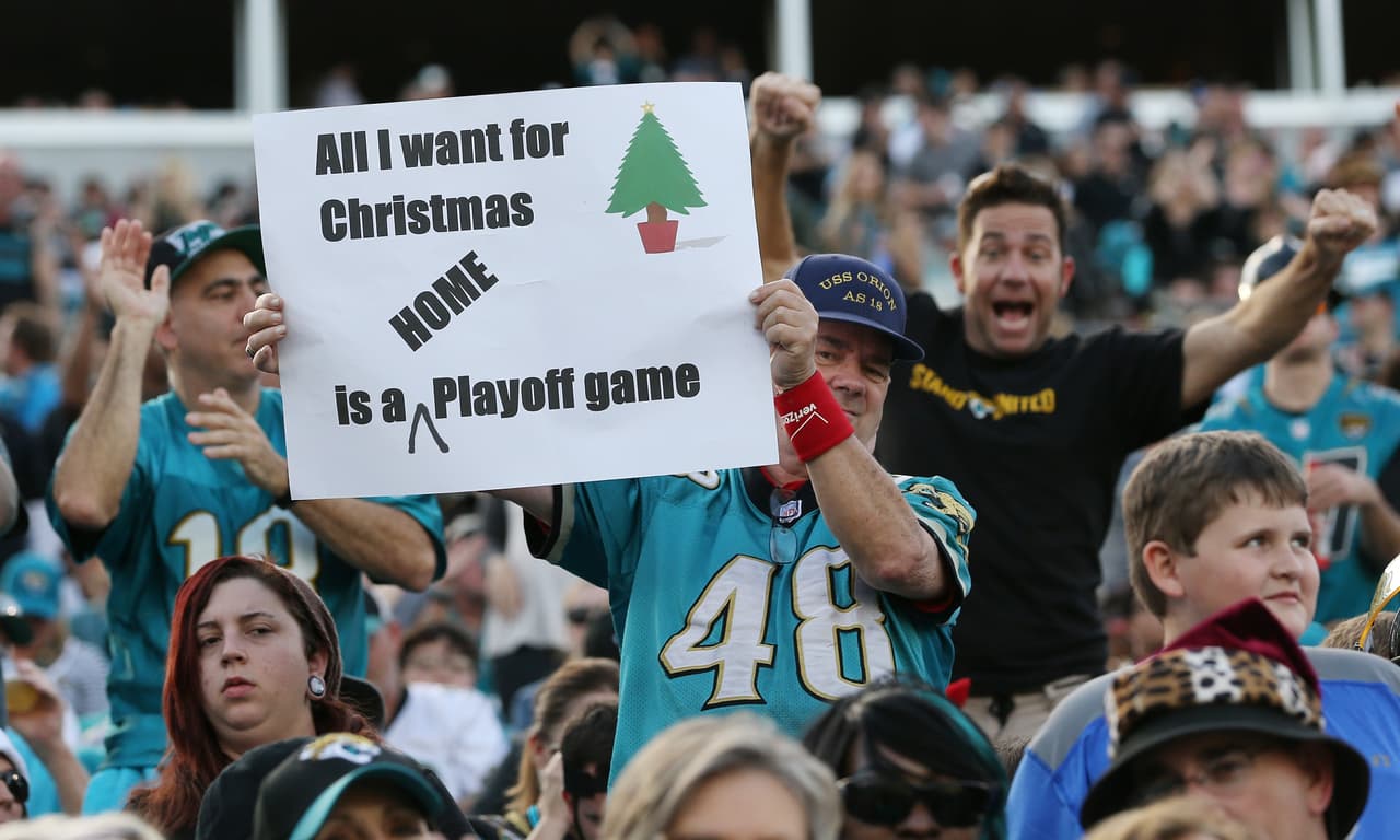 Las animadoras y los fanáticos en múltiples escenarios de la NFL en la jornada 15 vistieron la fiesta del fútbol americano de Navidad con sus atuendos y demás accesorios de las festividades.