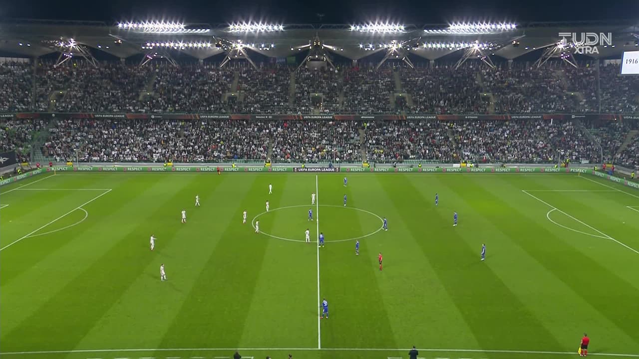 Arranca el partido y la pelota está en juego.