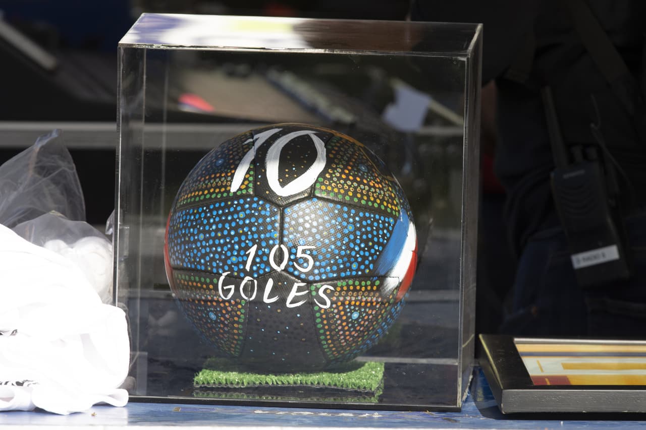 Este fue el balón conmemorativo que le entregaron al francés.