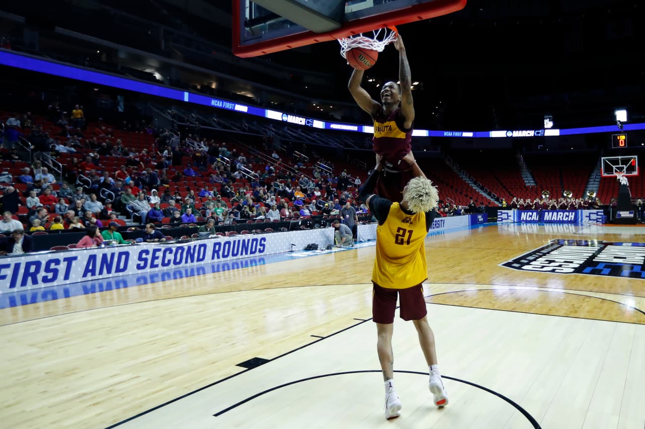 El March Madness es también esa época del año en la que se dan las más increíbles sorpresas, los juegos más alocados, los finales más dramáticos y donde estallan el llanto y el gozo al término de cada partido.