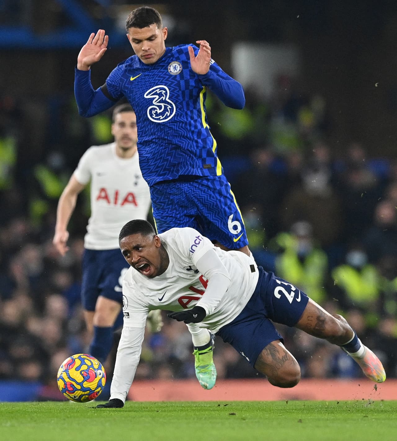 Los Blues se impusieron sobre el Tottenham en Stamford Bridge con las anotaciones de Hakim Ziyech y Thiago Silva.