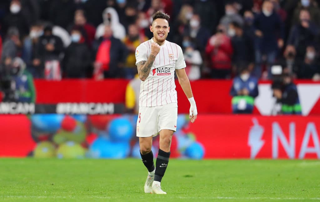 Con golers de Ivan Rakitic y Lucas Ocampos, Sevilla le pega 2-1 al Atlético de Madrid y se ponen a cinco puntos del líder, Real Madrid.