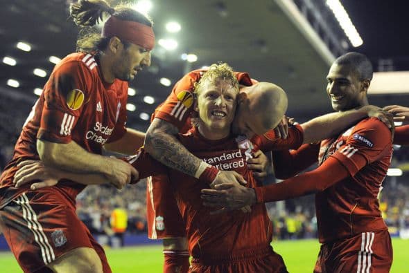 El holandés Dirk Kuyt metió un cabezazo salvador.