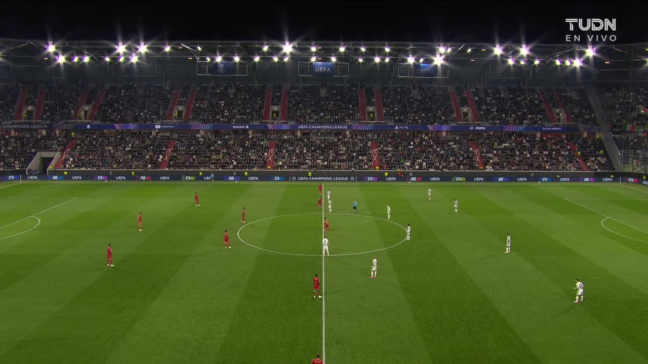 Arranca el partido y la pelota está en juego.