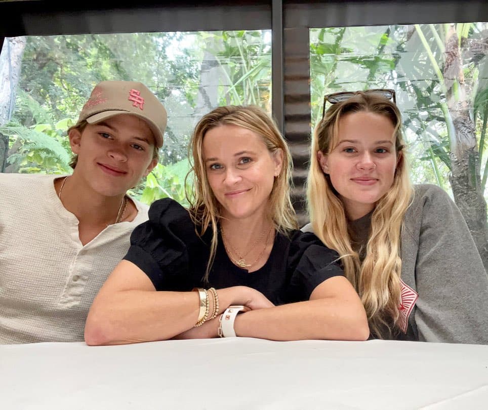 Witherspoon comparte a Ava y su hijo Deacon, de 17, con su exmarido, Ryan Phillippe.