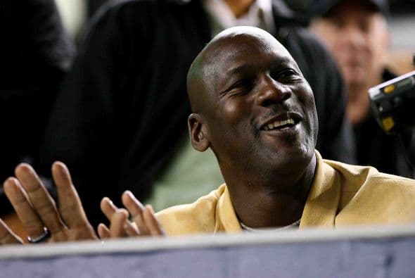 Mientras tanto en las gradas, Michael Jordan disfrutaba del juego.