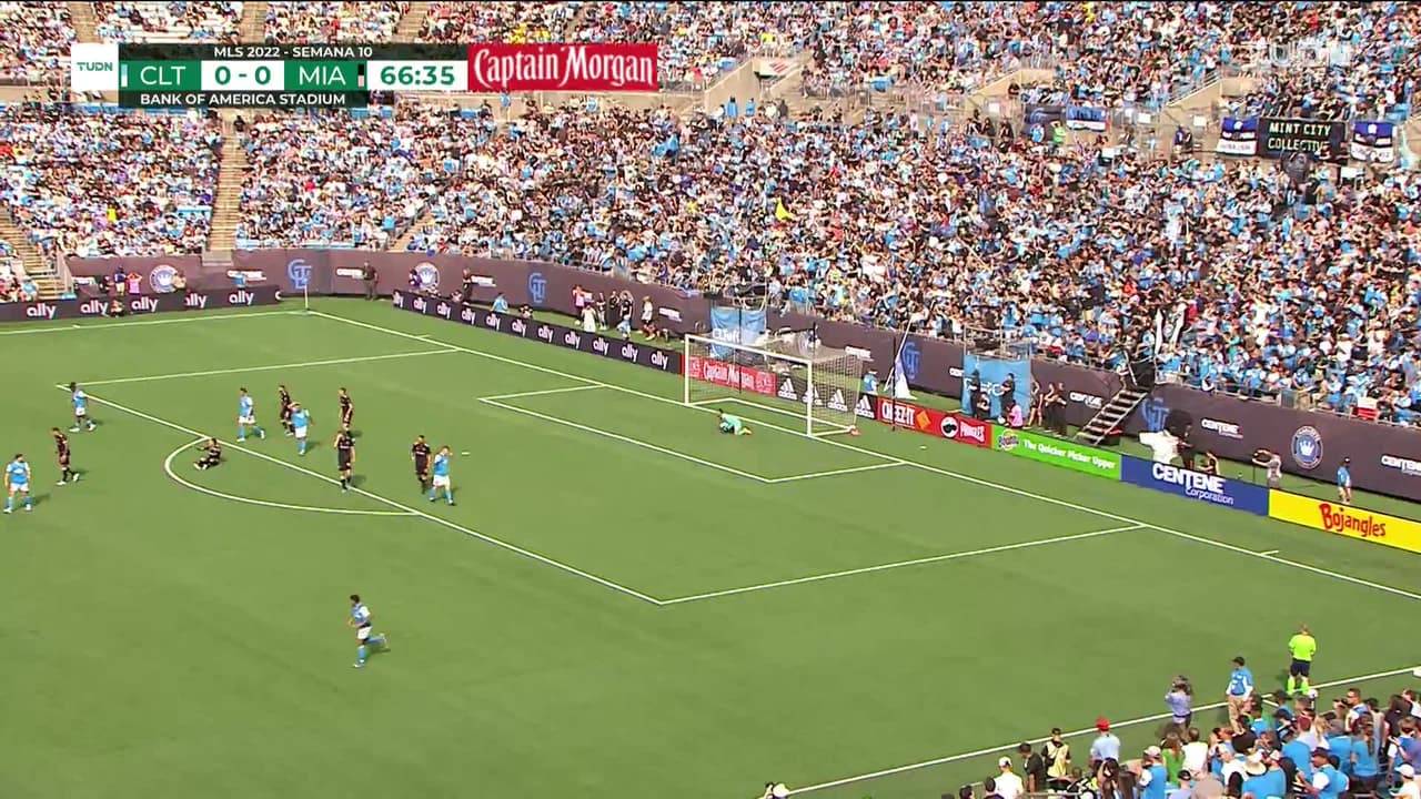 ¡TIRO ATAJADO! disparo por Karol Swiderski.