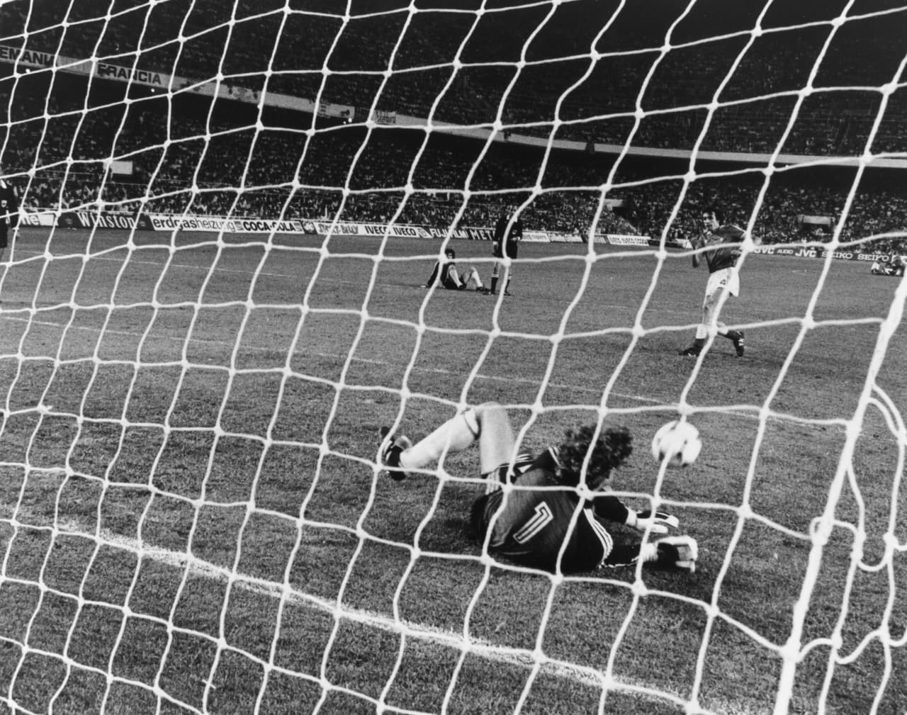 Fue entonces cuando Toni Schumacher se convirtió en figura para Alemania, que tuvo los ojos del mundo en esos cobros.