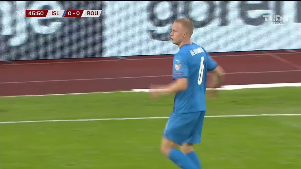 ¡GOL!  anota para Rumanía. Dennis Man