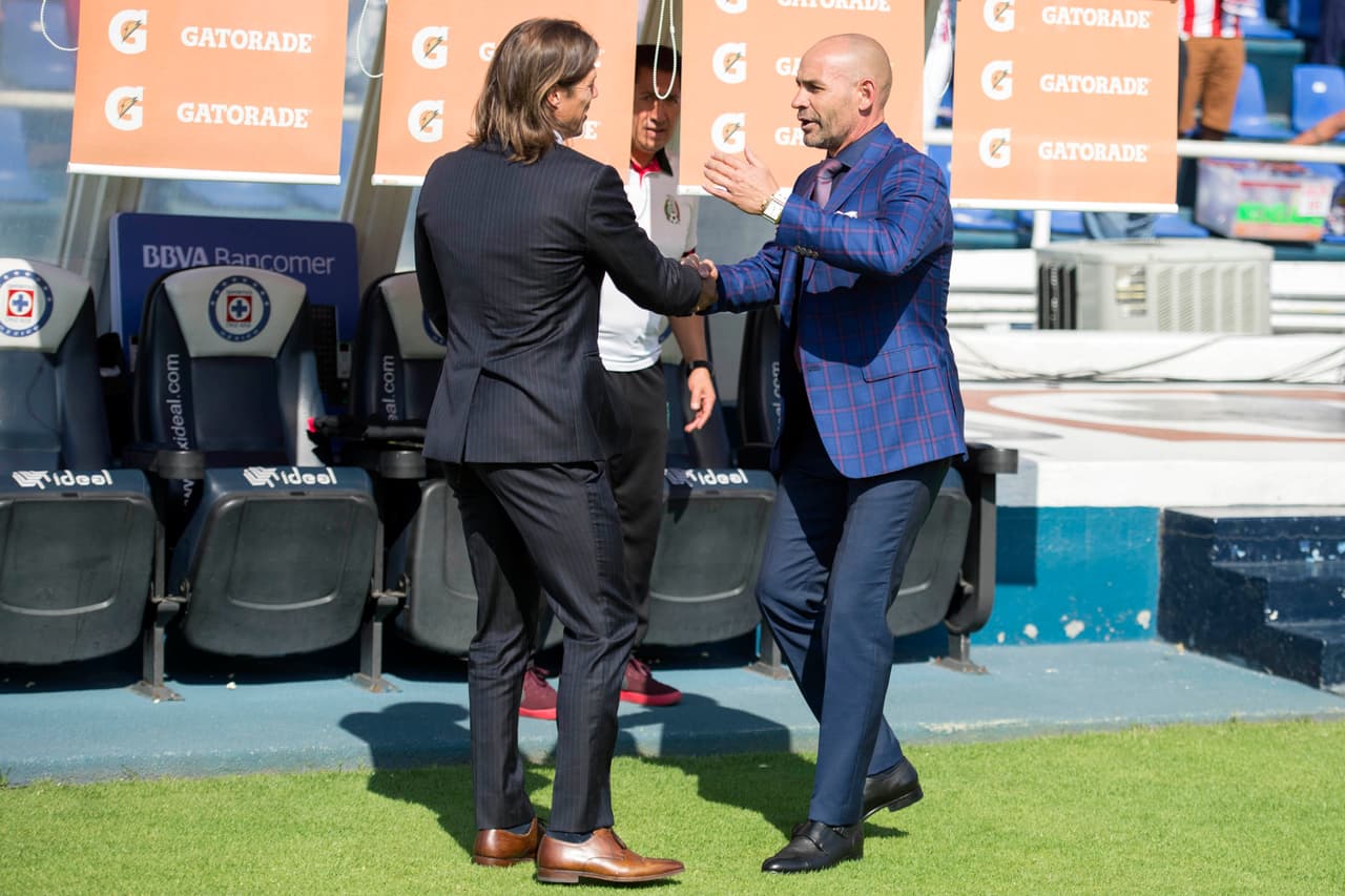 Matías Almeyda saludando a Paco Jémez previo al arranque del encuentro.