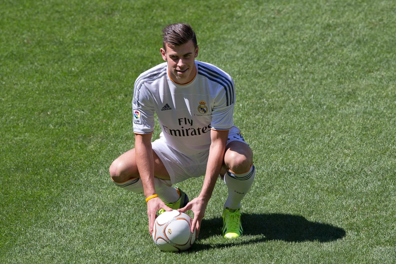 El fichaje del galés Gareth Bale, del Tottenham Hospur, le costó 100.800.000 euros (aproximadamente unos 117.865.000 dólares) a Real Madrid en 2013.