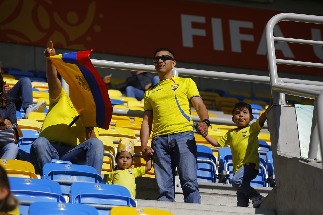 El Tri Sub-20 tiene que ganar este miércoles ante Ecuador, en Gdynia, para soñar con la clasificación y los aficionados que están allí llegaron con el sueño vivo de que así sea. Tanto mexicanos como ecuatorianos llenaron de color la previa de este duelo mundialista.