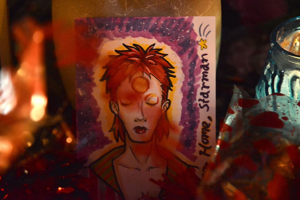 En los 80s regresa con ‘Scary Monsters’ y refleja un Bowie espacial, enigmático y experimentando con el sintetizador.