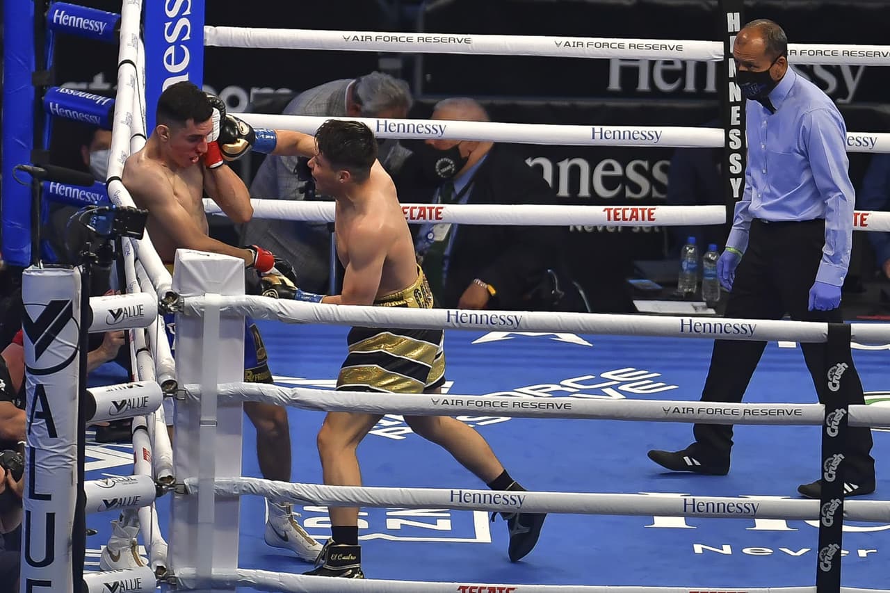 Aficionados disfrutan de las peleas previas al evento estelar entre Saú el 'Canelo' Álvarez y Billy Joe Saunders.