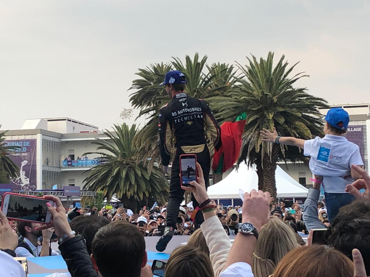 Con el último voltio de su batería arrebató la bandera de cuadros en el Autódromo Hermanos Rodríguez.