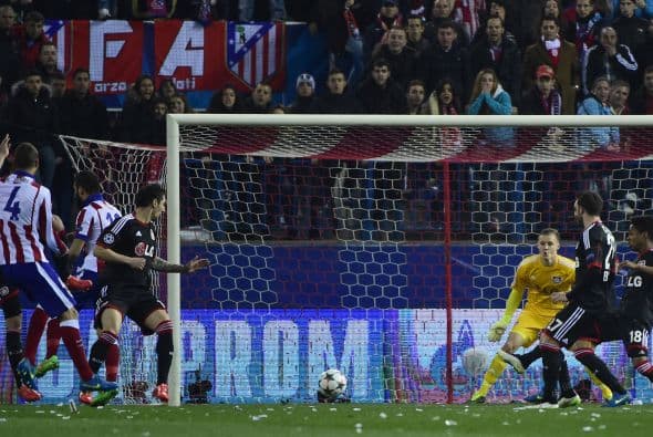 Sería hasta el minuto 27 que llegaría el gol en los pies de Mario Suárez, el defensor tomó un rebote tras un tiro de esquina y metió un disparo que sería desviado por la zaga para dejar sin oportunidad al arquero alemán.