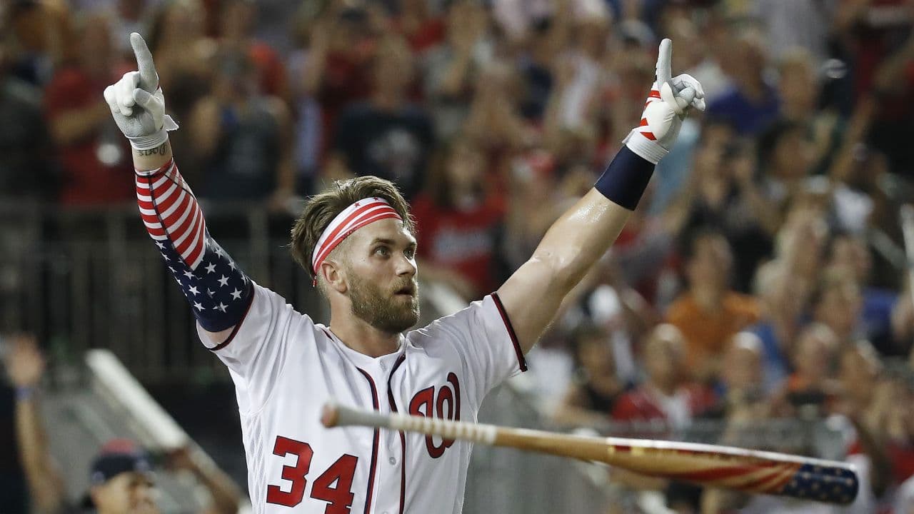 Bryce Harper celebró así su cuadrangular 19 en la Final.