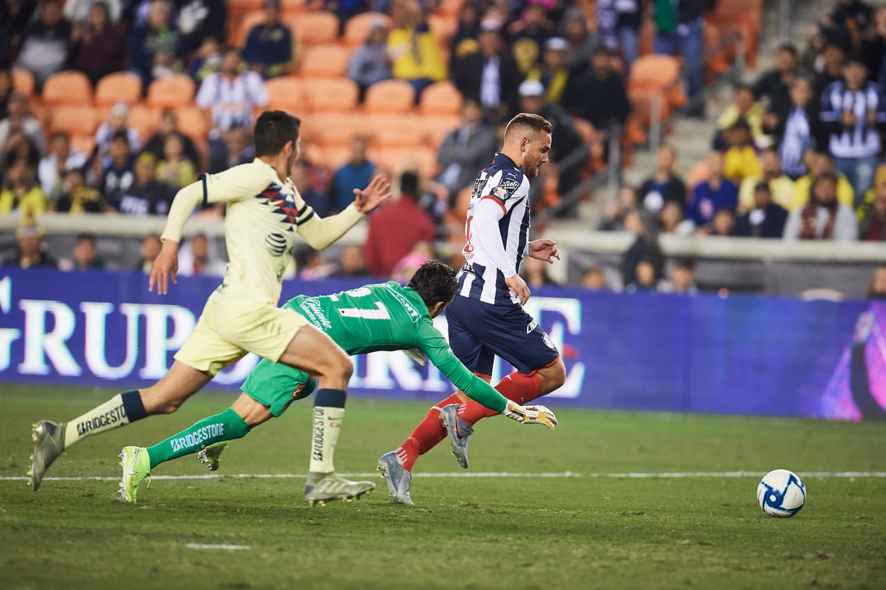Salvador Cabañas recibió un reconocimiento durante el encuentro pero no fue noche redonda por la derrota de las Águilas ante Monterrey.