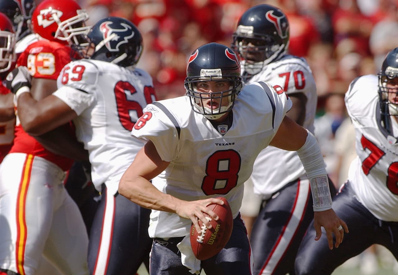 <b>David Carr | Draft: 2002 | Pick: 1 | Equipo: Houston Texans | Posición: QB - Quarterback</b>
<br>- Jugó por cinco años con los Texans pero se evidenció que era una presa fácil para capturarlo.
<br>- También defendió los uniformes de Carolina Panthers, New York Giants y San Francisco 49ers.
<br>- Carr, en toda su carrera, apenas tuvo 65 touchdowns por 71 intercepciones y los 40 balones sueltos
<b>.</b> Tuvo un terrible rating de 74.9.
