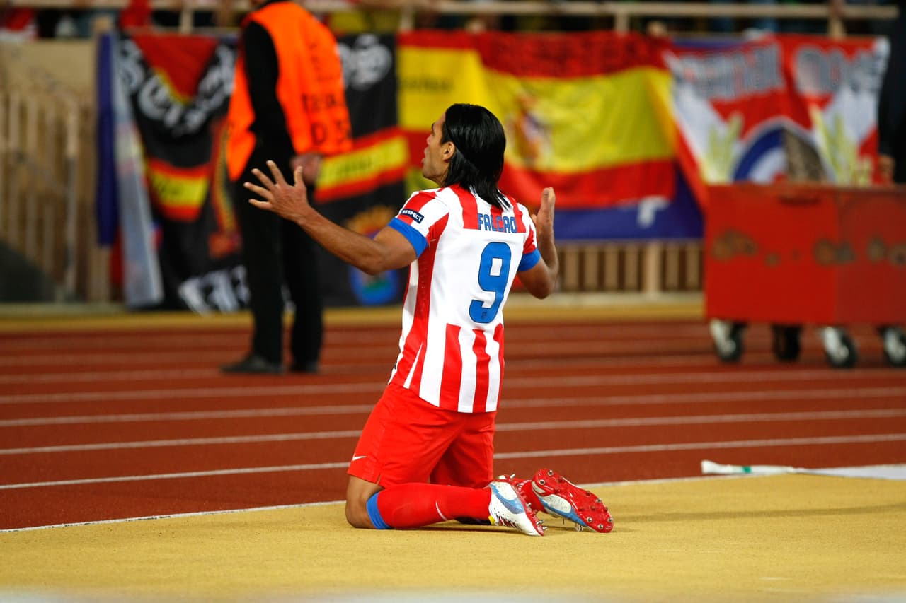 Llegó el primer gol del colombiano tras un pase a espaldas de los poderosos defensas David Luiz y Gary Cahill para definir cn un globito al palo más lejano de Petr Cech.