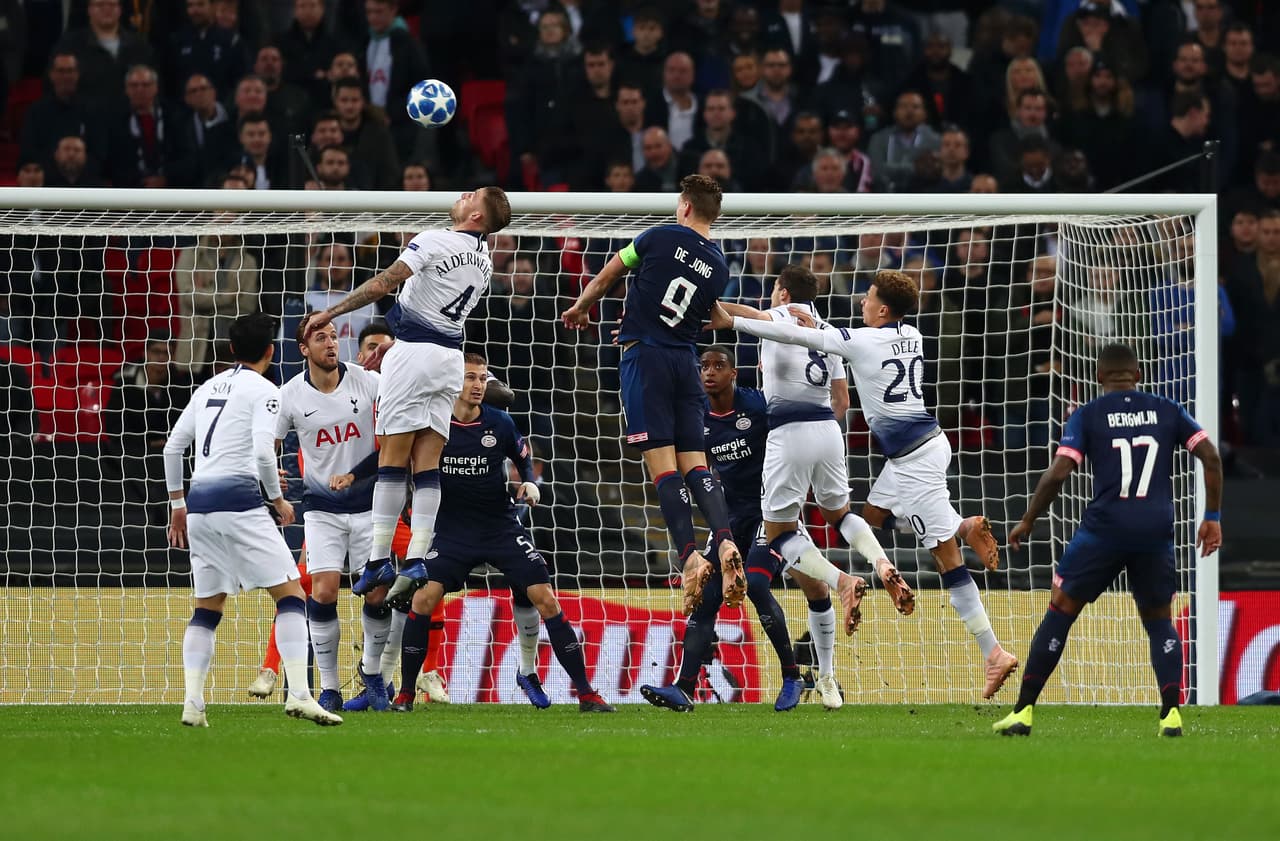 Para mala fortuna de los locales, tan solo al primer minuto de juego apareció Luuk de Jong con este certero cabezazo.