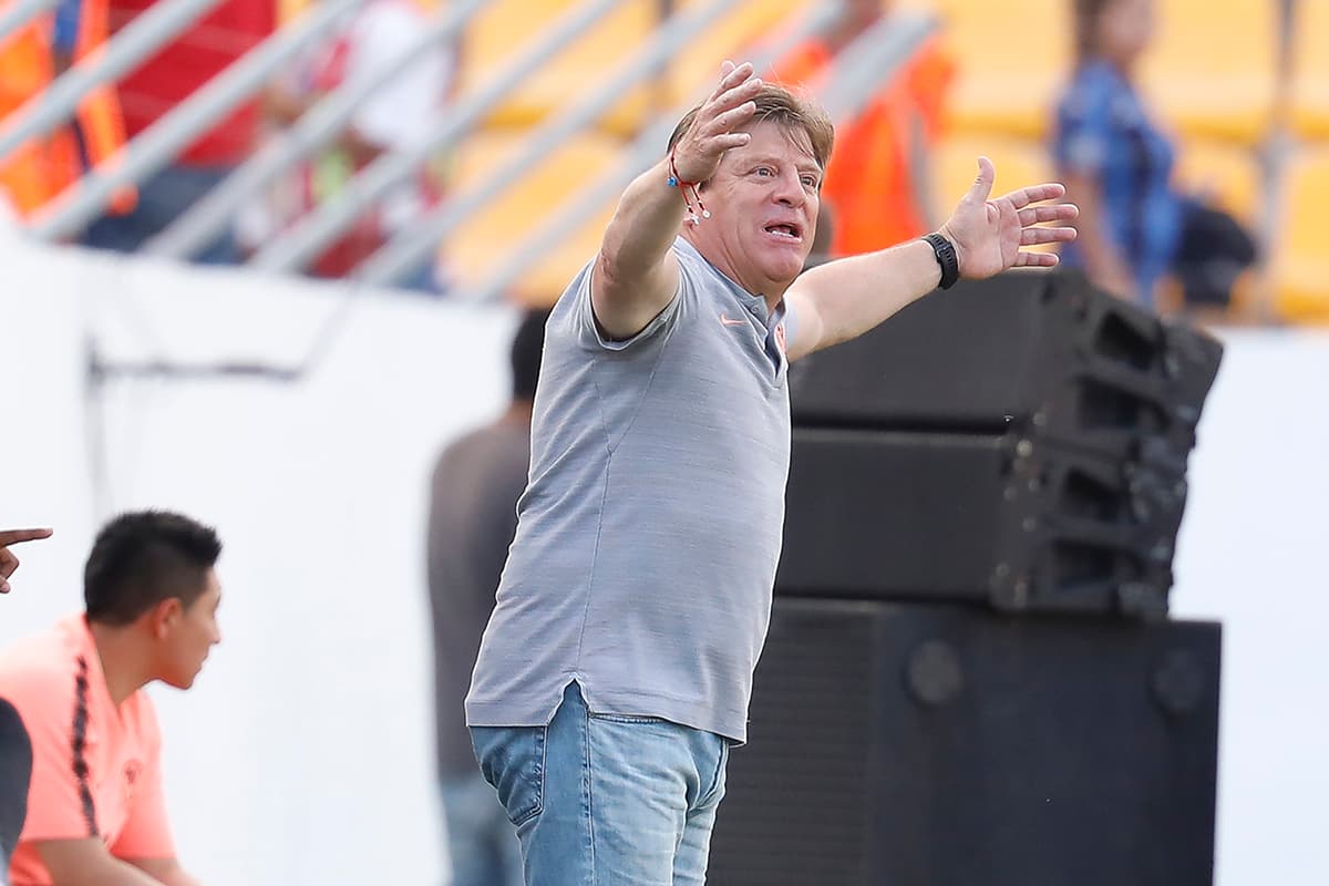 El técnico del América, Miguel Herrera, con un poco de desespero durante el juego en el Estadio El Hogar de Matamoros.