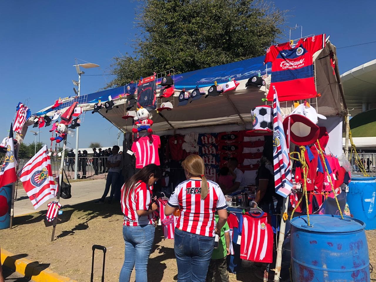 Así se vive el ambiente previo al choque entre Chivas y León en el futbol mexicano.