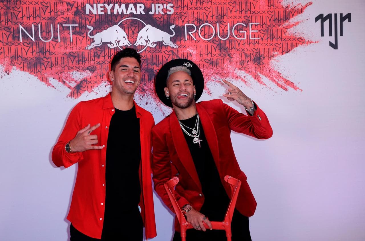 Aquí Neymar posa al lado de Gabriel Medina, el campeón mundial de surf.
