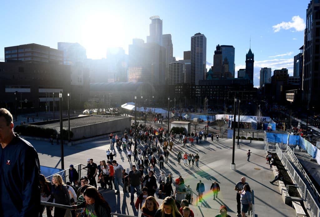 Un increíble ambiente el que se vivió dentro y fuera del US Bank Stadium previo al Juego por el Campeonato Nacional del básquetbol universitario entre los Texas Tech Red Raiders y los Virginia Cavaliers.