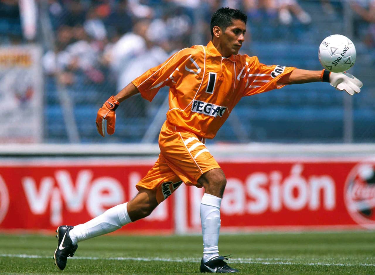 Era un portero seguro bajo los tres postes, sus jugadores tenían la confianza de darle el balón y sabían que él arrancaría el ataque desde su portería.