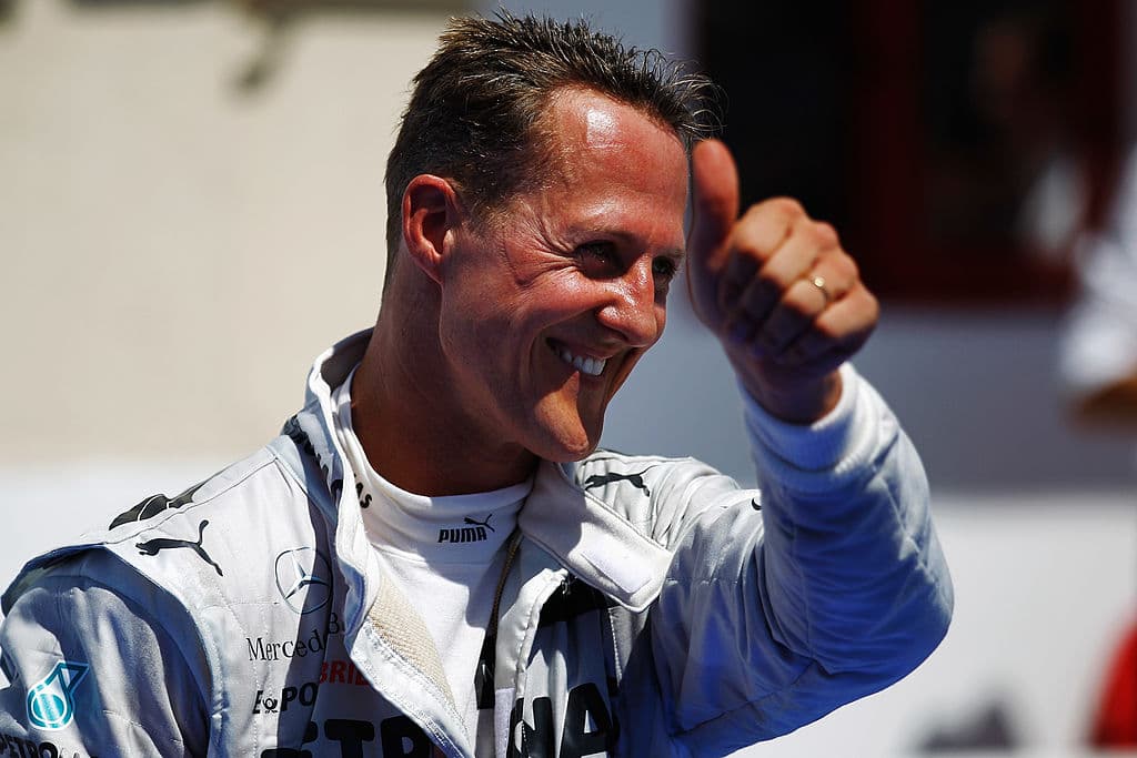 El expiloto Michael Schumacher, tras el tsunami en Asia, donó mas de 7 millones de euros para ayudar a las víctimas y también para ayudar en labores de rescate.