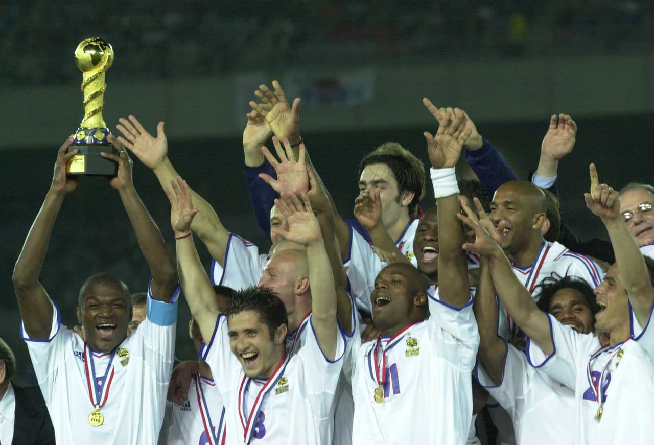 En un principio, la FIFA dispuso que la Confederaciones se jugase cada dos años. Corea y Japón 2001 fue ganada por la Francia de Marcel Desailly y Bixente Lizarazu.