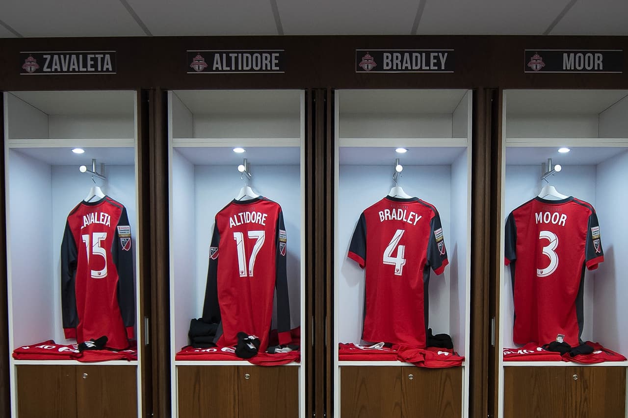 La imagen más íntima de los camerinos que guardan los atuendos de los jugadores de Toronto FC y de Chivas de Guadalajara, protagonistas del juego de ida en la final de Liga de Campeones de Concacaf.