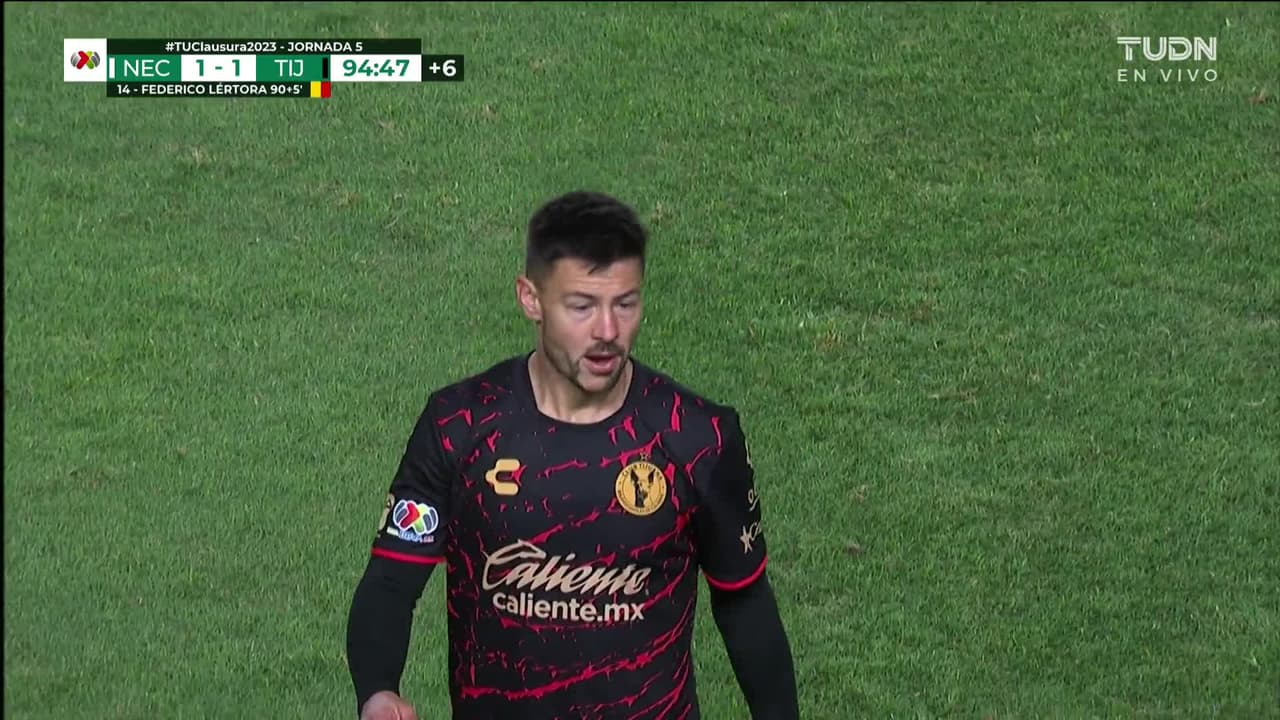 ¡Tarjeta Roja! Federico Lértora recibe la segunda amarilla y se va del juego.