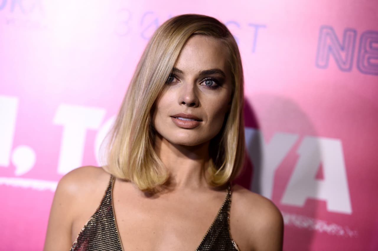 En 1994, su principal rival para los Juegos Olímpicos de Invierno es su compatriota Nancy Kerrigan, a la que, poco antes de los Juegos, un matón a sueldo la golpea la rodilla con una barra de hierro. Las sospechas recayeron en el entorno de Tonya, lo que supuso el comienzo del fin de su carrera.