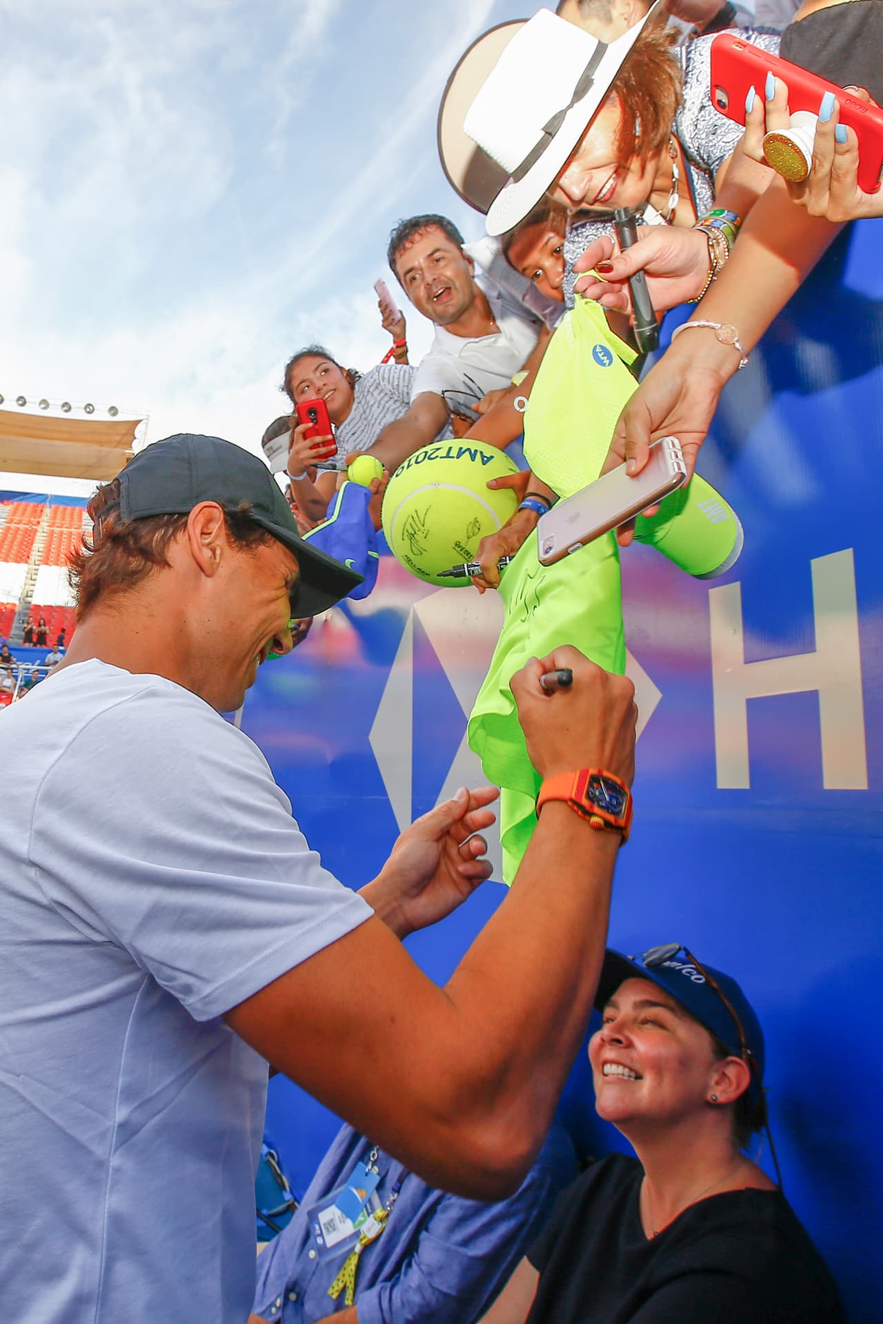 Y llegó uno de los personajes más anhelados: el favorito del torneo, el español Rafael Nadal, y el público no perdió ocasión para pedirle su valiosa rúbrica.