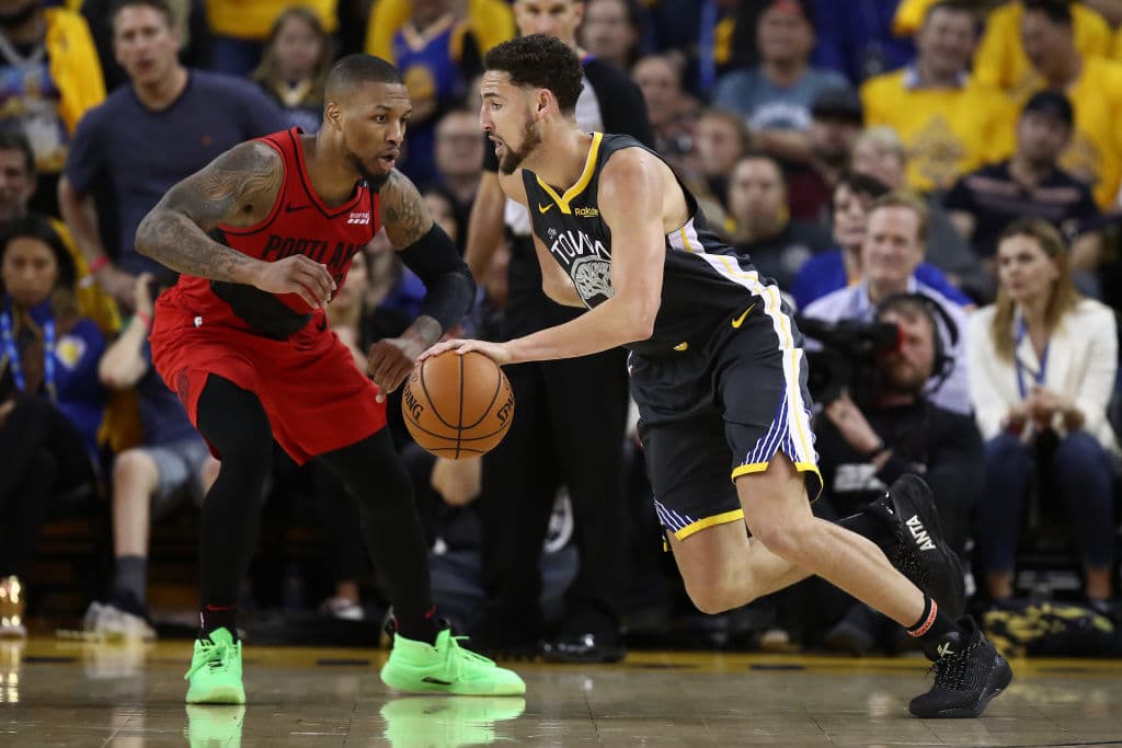 Con 37 Puntos Stephen Curry rescató de una posible derrota a los Golden State Warriors al llevarse el Juego 2 de la Final de la Conferencia del Oeste en Oracle Arena por 114-111 sobre unos Portland Trail Blazers que dieron un gran juego, pero que no fue suficiente para arrancarle la victoria a los campeones de la NBA. Tuvo Portland ventaja de 15 puntos al medio tiempo y de ocho en el cuarto periodo, pero todo se derrumbó para los visitantes.