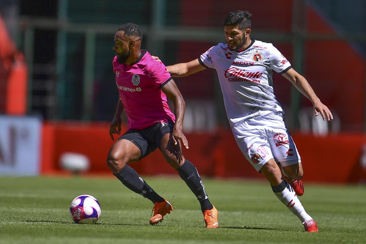 El portero de Xolos realiza excelente atajada.