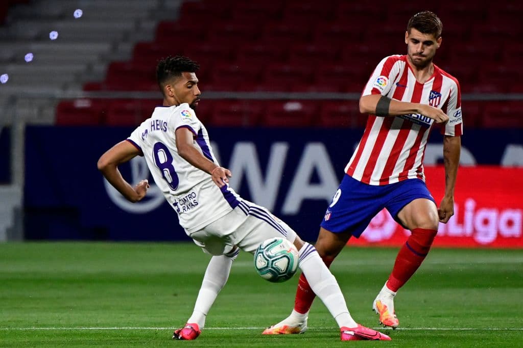 Matheus Fernandes se ve superado por el delantero del Atlético de Madrid Alvaro Morata.