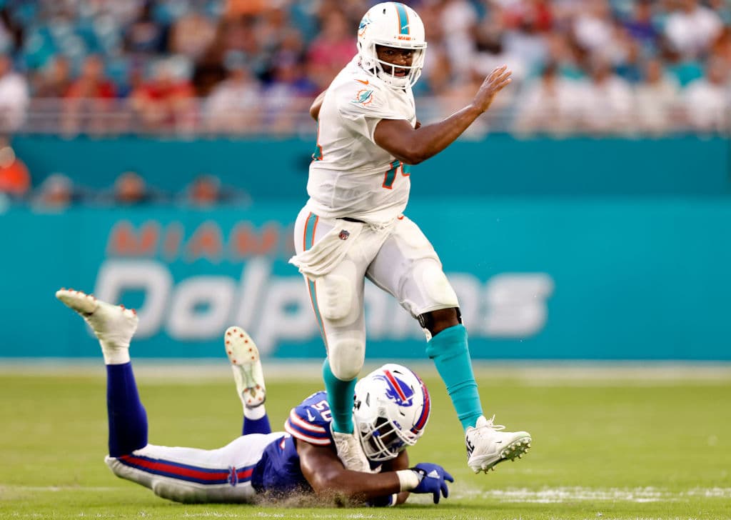 Los Buffalo Bills no tienen piedad sobre los Miami Dolphins, dejándolos 35-0 en esta segunda fecha de la NFL y poniéndose 1-1. Una aplastante victoria para los de Búfalo.
