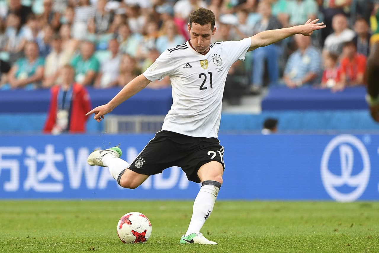 7 - Con un partido discreto, Sebastian Rudy ayudó en el control del balón en medio campo.