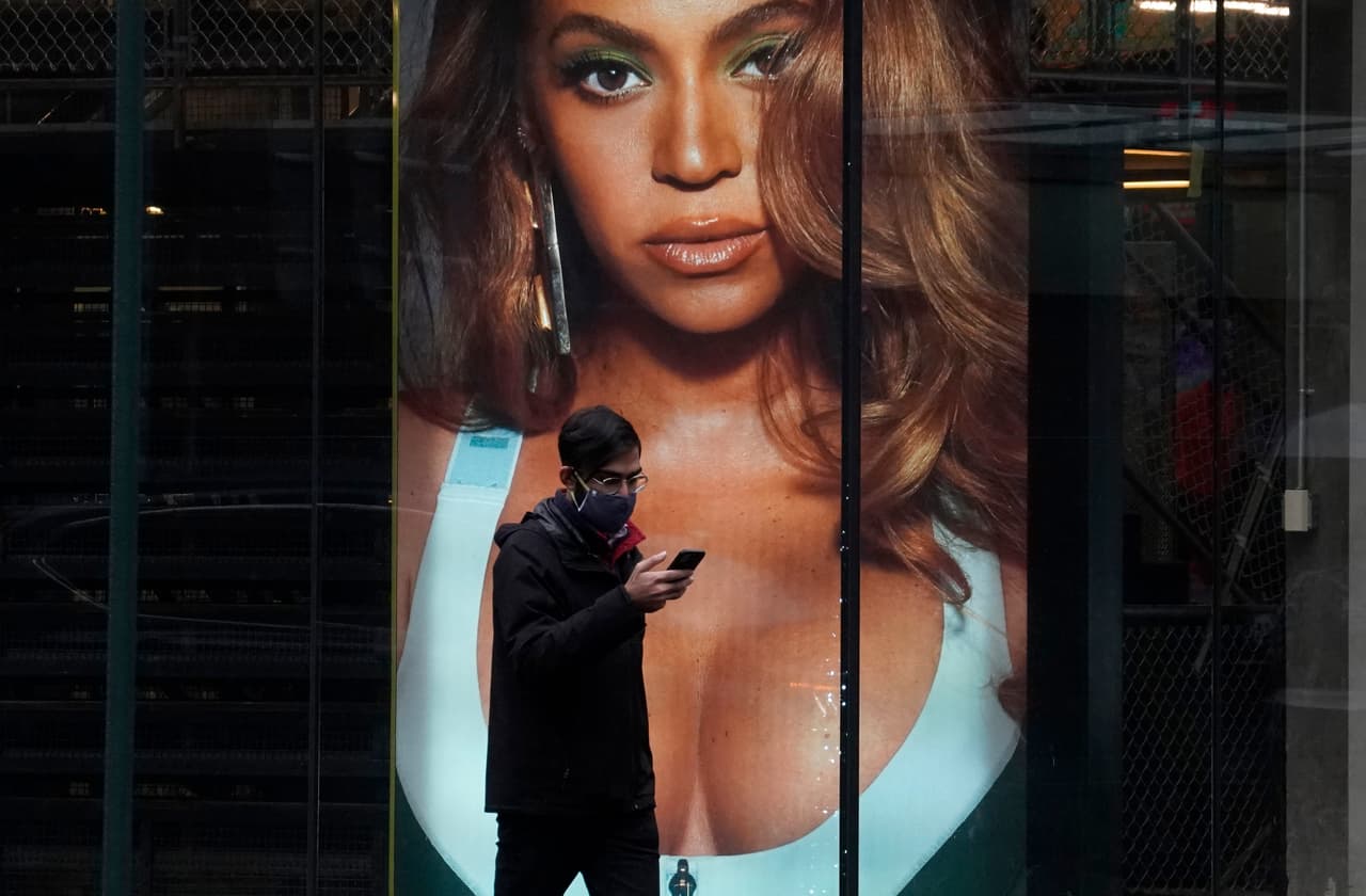 Su Instagram es considerablemente más activo con sus 224 millones de seguidores, pero, nuevamente, la cuenta no sigue a nadie.