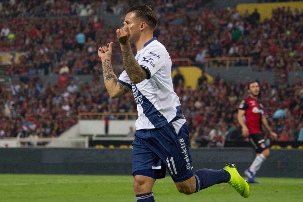 En una jugada aislada el delantero uruguayo Christian Tabó alcanzó el empate para Puebla al minuto 38.