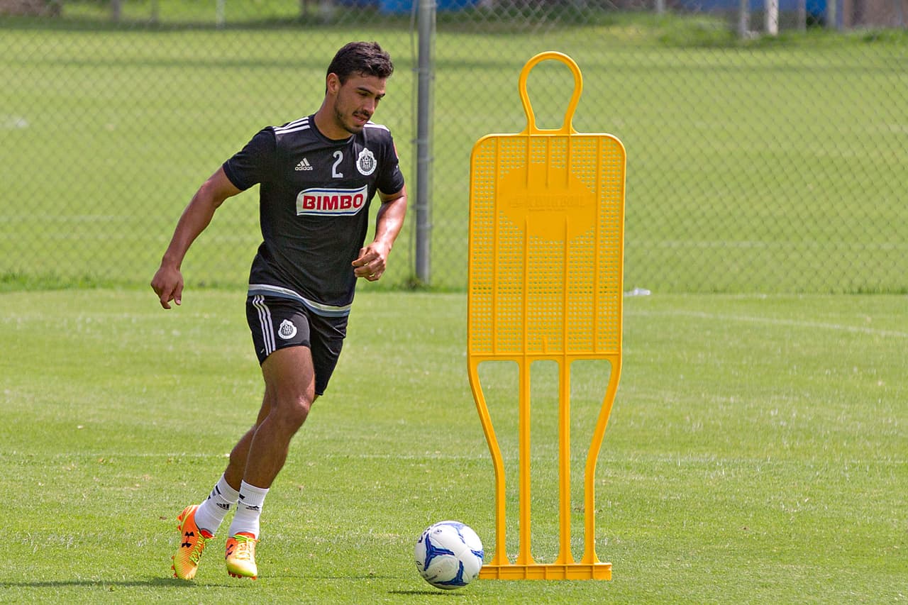Oswaldo Alanís será operado nuevamente de la rodilla y es baja en Chivas