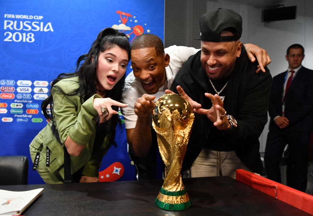 "Se mira pero no se toca". (De Izquierda a derecha), Era Istrefi, Will Smith y Nicky Jam, con el trofeo que se entregará este domingo al nuevo campeón mundial de fútbol.