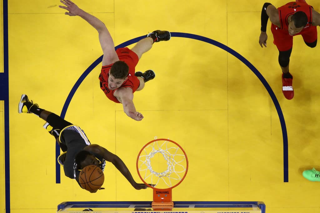 Con 37 Puntos Stephen Curry rescató de una posible derrota a los Golden State Warriors al llevarse el Juego 2 de la Final de la Conferencia del Oeste en Oracle Arena por 114-111 sobre unos Portland Trail Blazers que dieron un gran juego, pero que no fue suficiente para arrancarle la victoria a los campeones de la NBA. Tuvo Portland ventaja de 15 puntos al medio tiempo y de ocho en el cuarto periodo, pero todo se derrumbó para los visitantes.