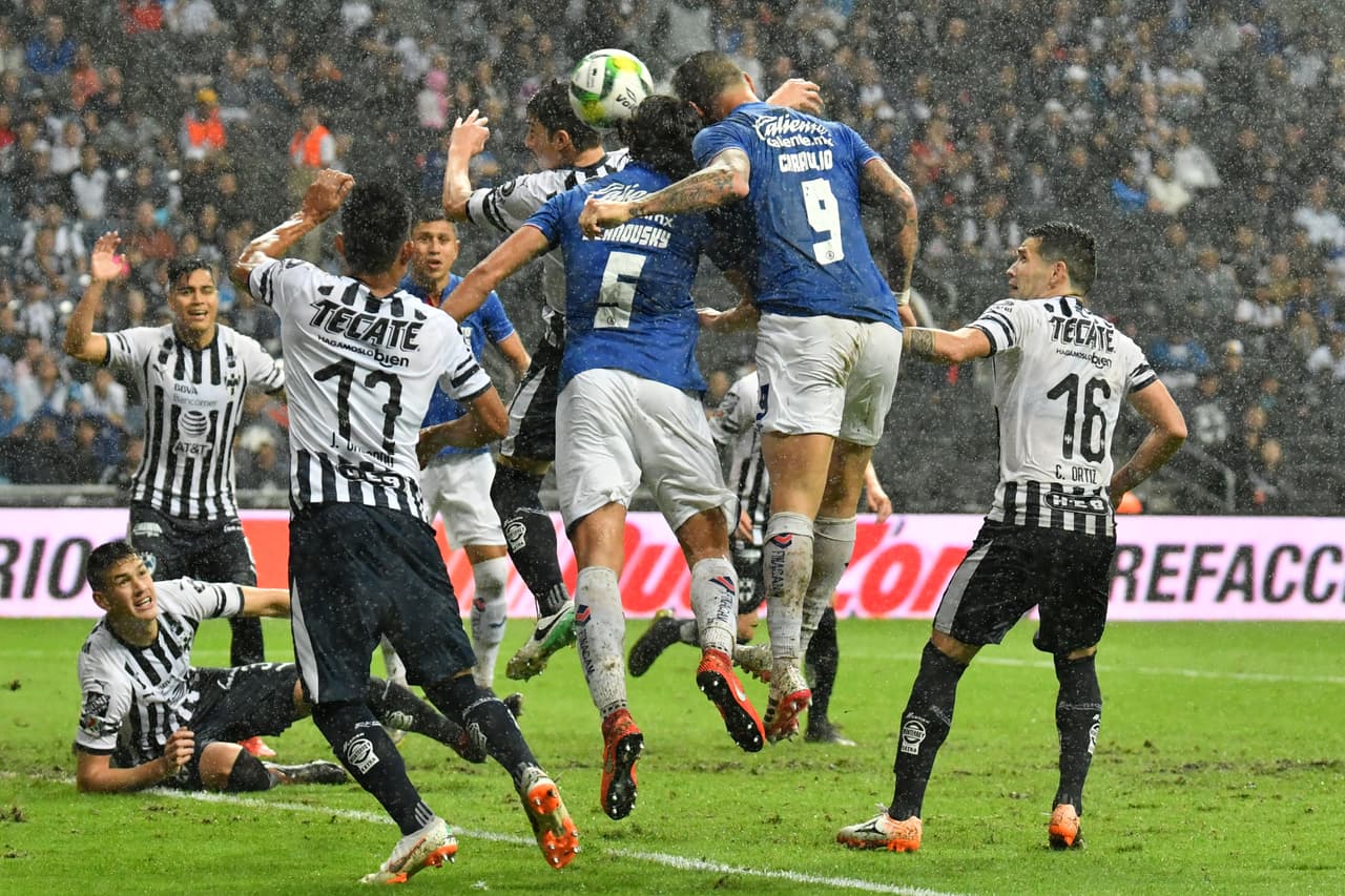 Por la vía aérea se acercaba la Máquina, hasta que el argentino Milton Caraglio (9) consiguió el gol del descuento.