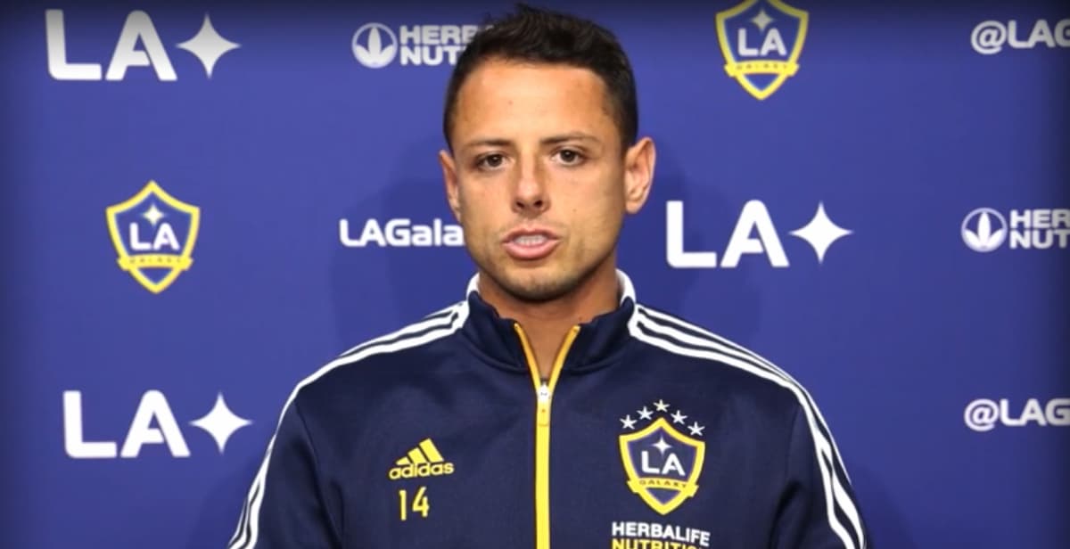 Chicharito encantado de poder jugar ante Carlos Vela